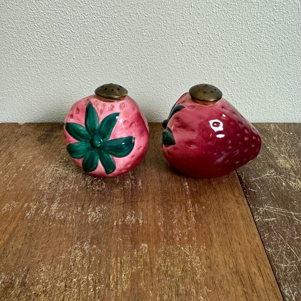Enesco E-2286 Dark‎ Red Strawberry Metal Top Salt and Pepper Shakers VINTAGE